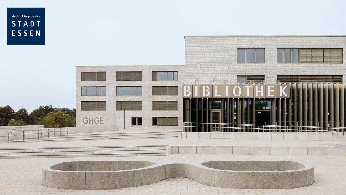 Vorplatz der Gustav-Heinemann-Gesamtschule, Essen.