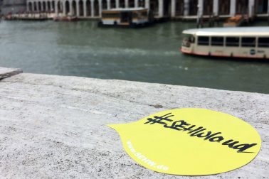sehwland Sticker am Markusplatz in Venedig, für die Architketur Biennale 2016.