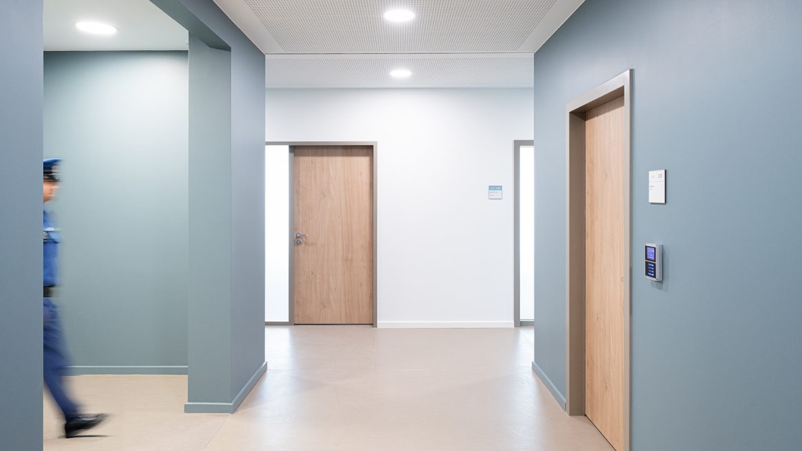 Flur im Polizeipräsidium Karlsruhe.