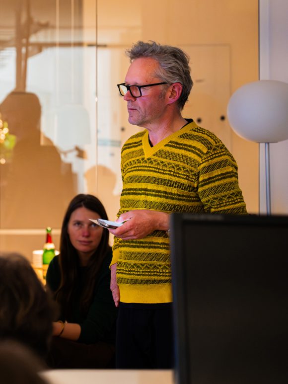 Geschäftsführer von SEHW im Dialog mit dem Team