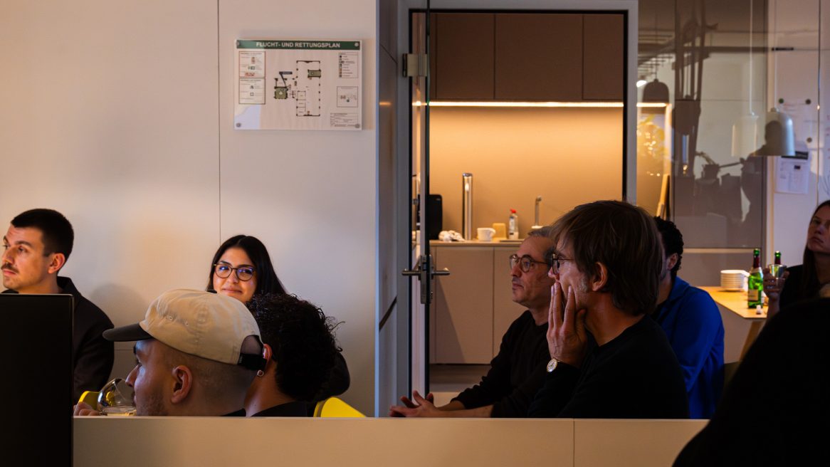 Mitarbeitende von SEHW beim gemeinsamen Blick auf aktuelle Projekte