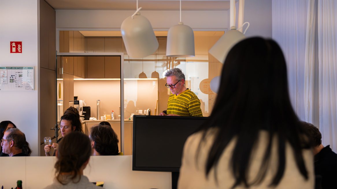 Gemeinsamer Austausch im Team während der Projektvorstellung bei SEHW