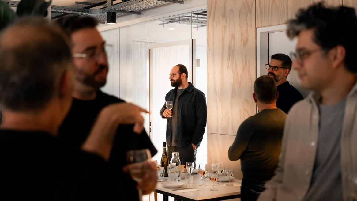 Mitarbeitende von Sehw Architektur im Gespräch während des Aperitivo.