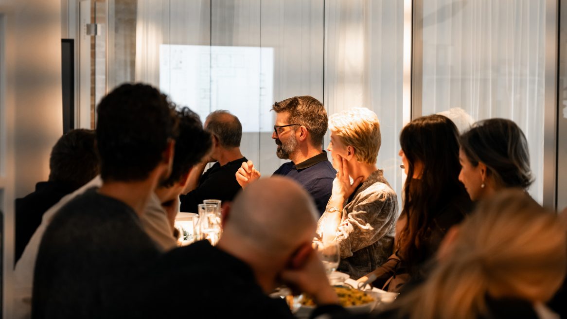 Mitarbeitende von Sehw Architektur im Gespräch während des Aperitivo.