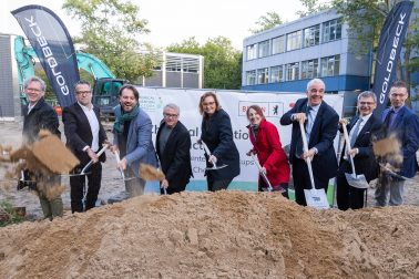 Das Sehw-Team beim feierlichen Spatenstich der Chemical Invention Factory (CIF) in Berlin – gemeinsames Graben mit Schaufeln auf der Baustelle.
