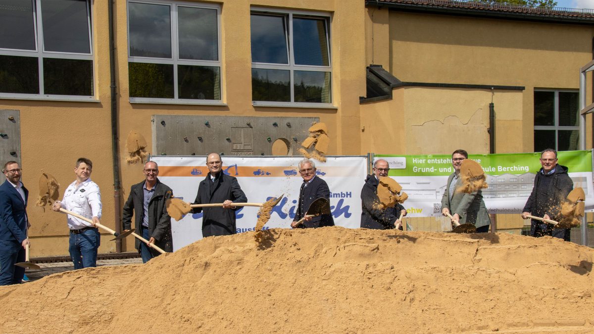 Spatenstich für den Neubau der Grund- und Mittelschule Berching mit Vertreter:innen aus Politik und Planung.