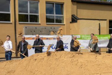 Spatenstich für den Neubau der Grund- und Mittelschule Berching mit Vertreter:innen aus Politik und Planung.