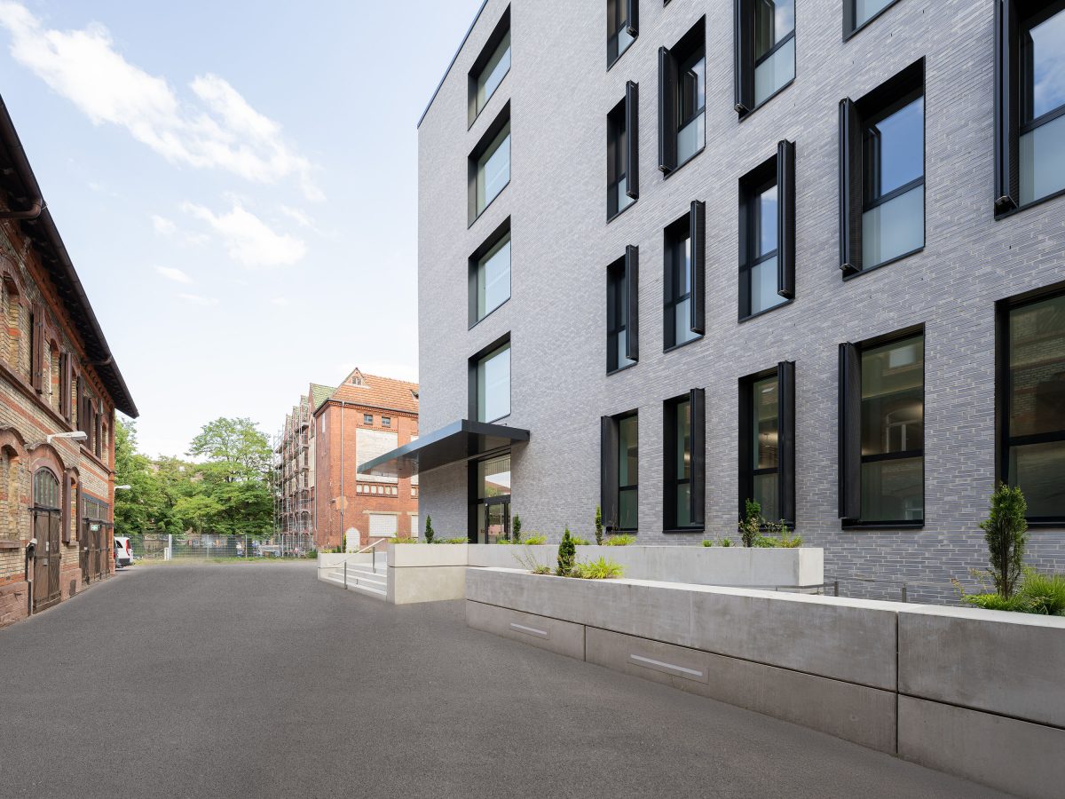 Eingang des Polizeipräsidiums Karlsruhe.