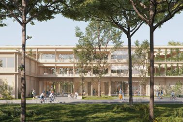 Außenrendering der Sonnengrundschule in Oranienburg, das die moderne Architektur und die Gestaltung des Schulhofs von Sehw Architektur zeigt