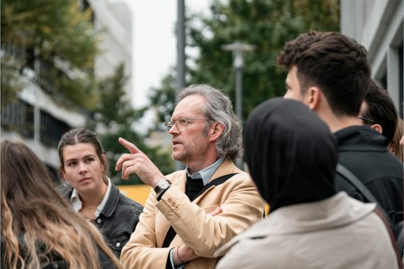 Prof. Xaver Egger mit seinen Masterstudierenden in Berlin.