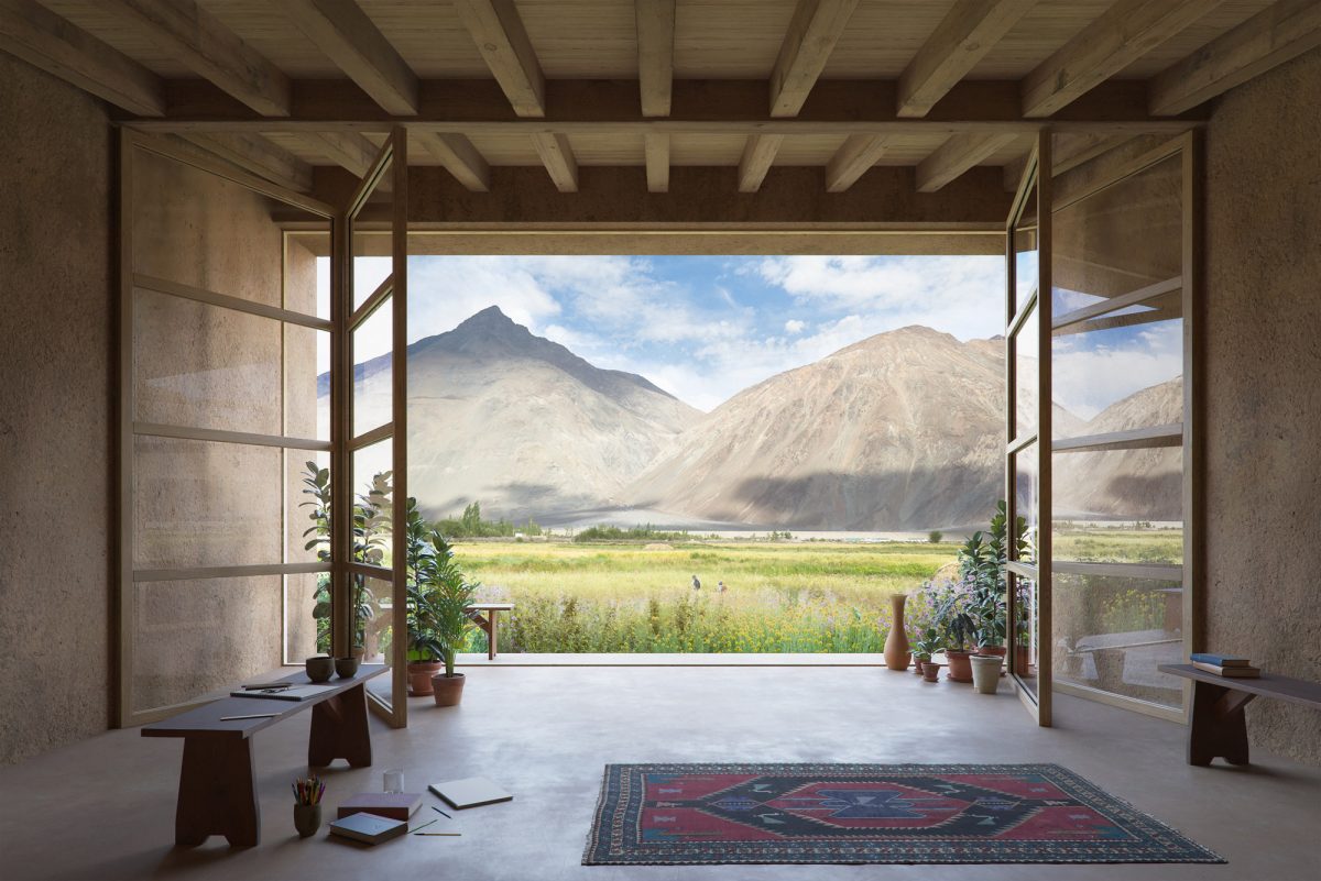 Innenraum der Ladakh Minimum School mit dem Blick auf die Berge in Indien..