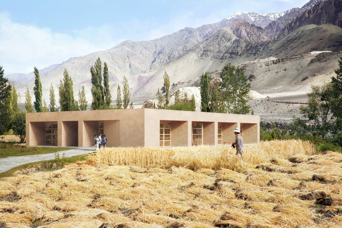 Das Gebäude und der Garten der Ladakh Minimum School in Indien.