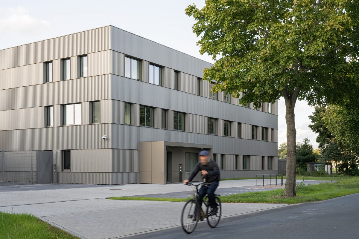 Fassade der neuen Polizeiinspektion am Flughafen Berlin