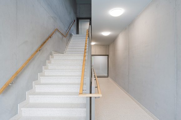 Blick auf den Treppenbereich im Inneren des Gebäudes.