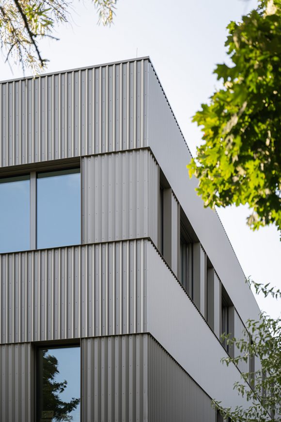 Detail der bronzefarbenen Metallfassade.