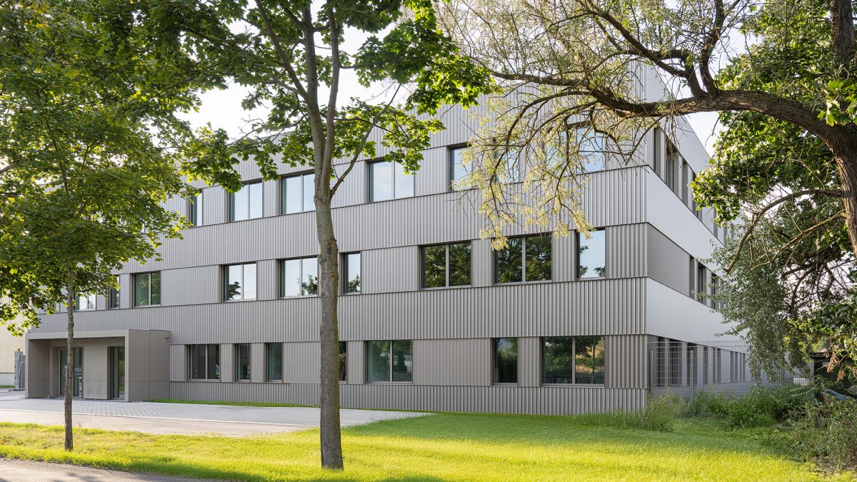 Fassade der neuen Polizeiinspektion am Flughafen Berlin
