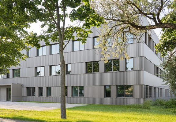 Fassade der neuen Polizeiinspektion am Flughafen Berlin