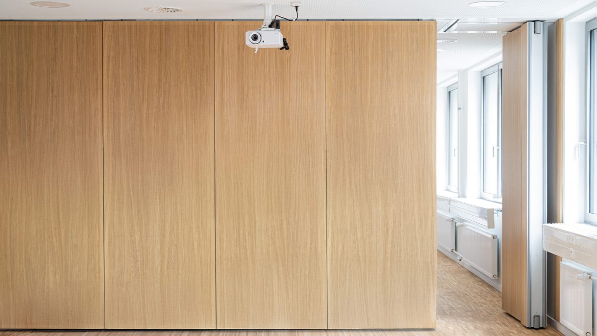 Holzverkleidung im Besprechungsraum.