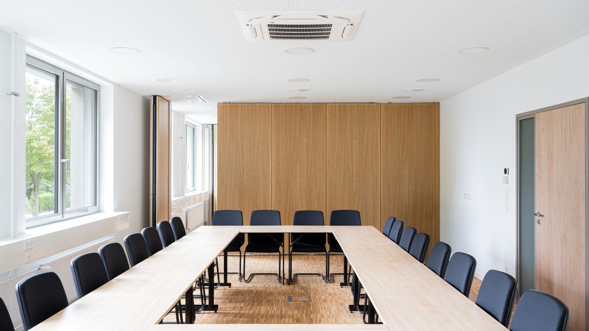 Besprechungsraum der Polizeiinspektion.