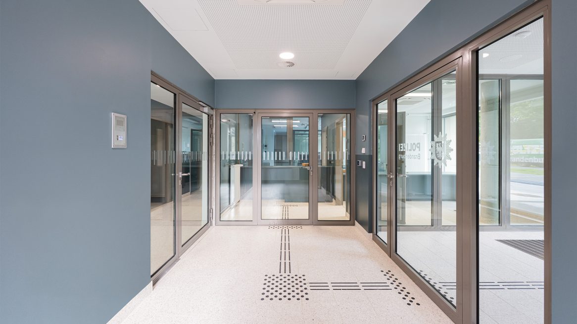 Flur im Inneren der Polizeiinspektion.