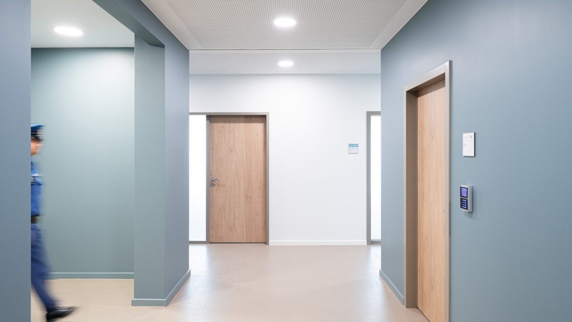 Flur mit Zugang zu den Büroräumen.