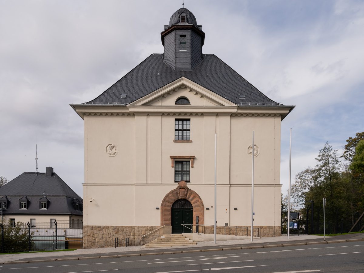 Außenansicht der historischen Fassade des Polizeireviers Werdau.