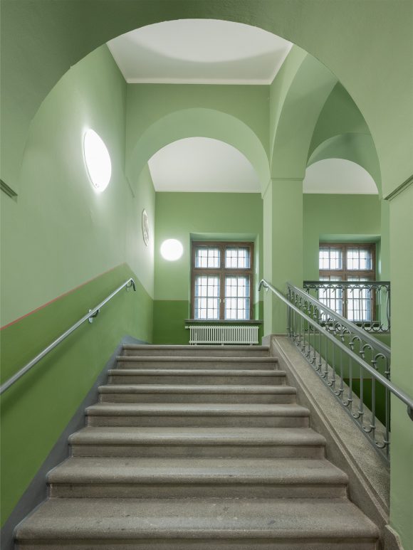 Innenansicht der Treppe im Polizeirevier Werdau.