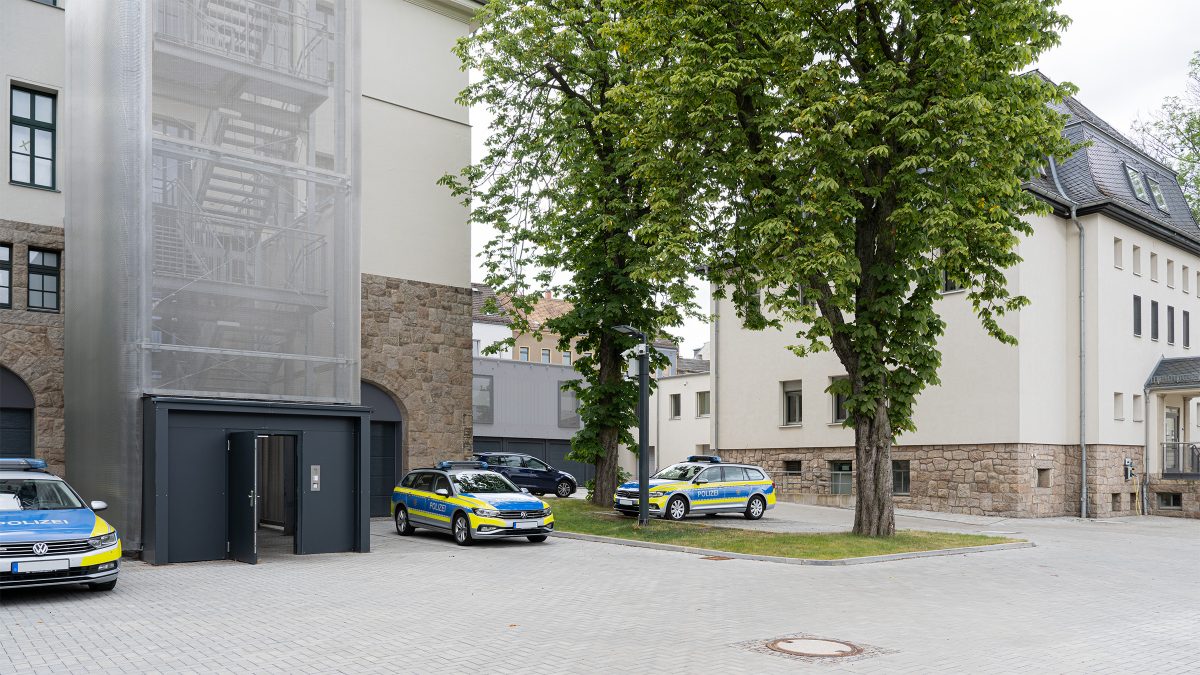 Eingangsbereich des Polizeireviers Werdau mit Garage für Einsatzfahrzeuge