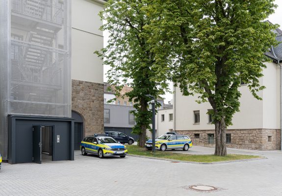 Eingangsbereich des Polizeireviers Werdau mit Garage für Einsatzfahrzeuge