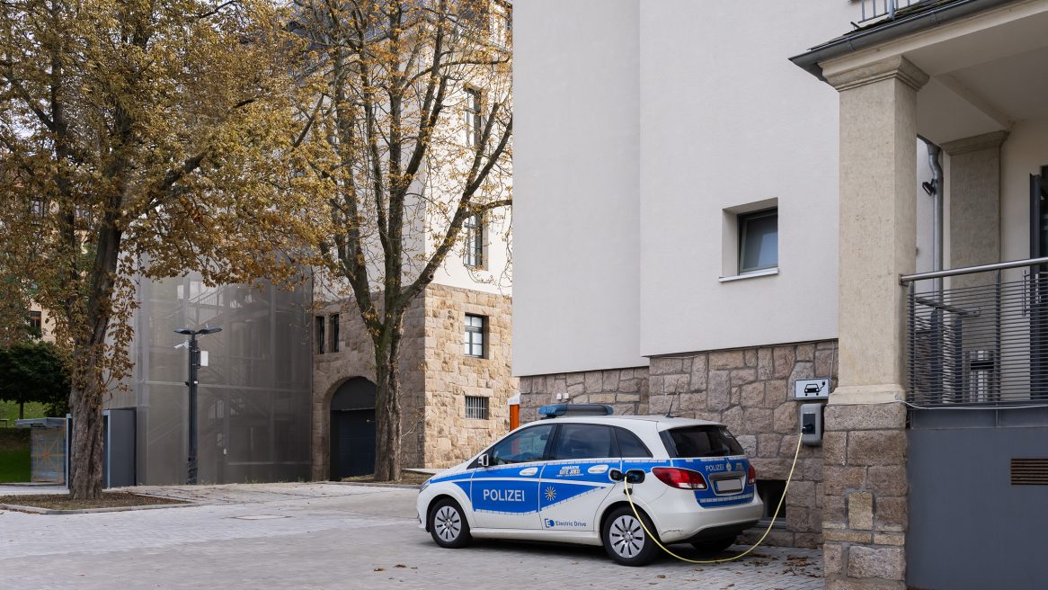Ladebereich für Elektrofahrzeuge am Polizeirevier Werdau.