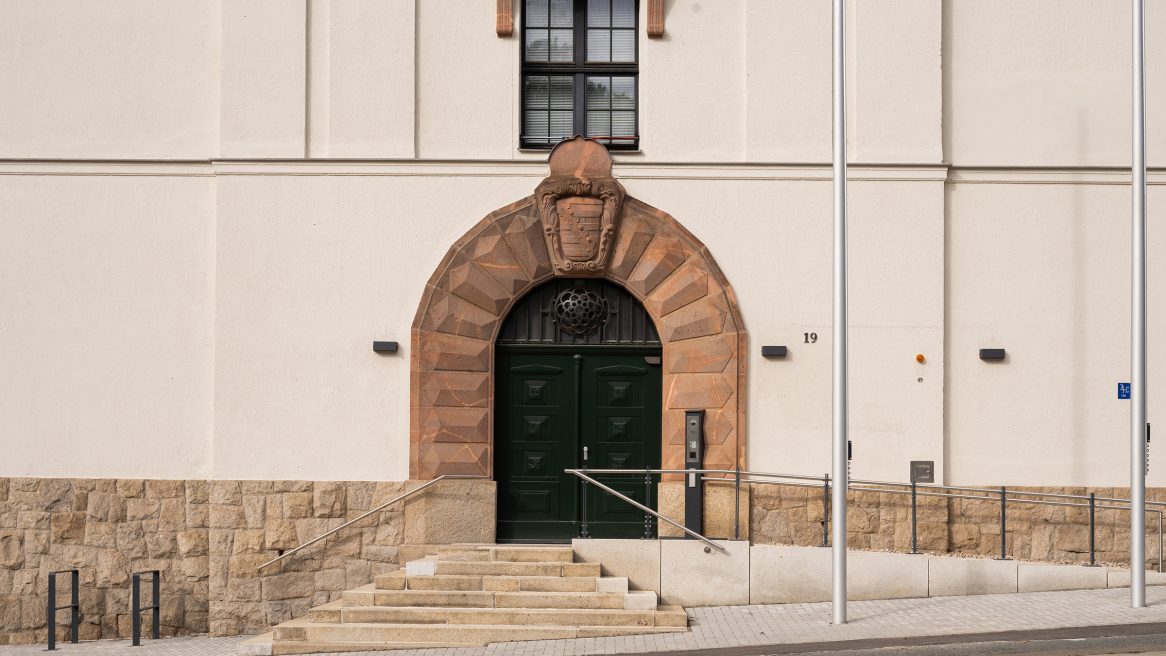Eingang zur historischen Fassade des Polizeireviers Werdau.