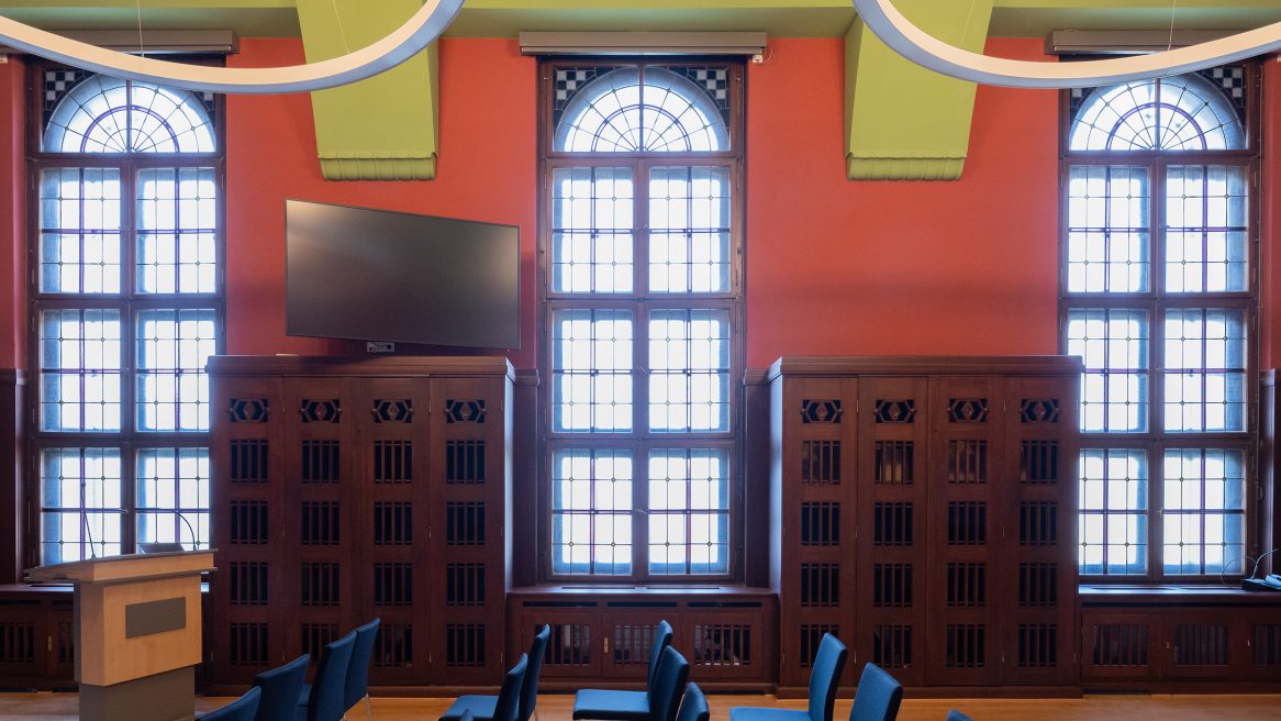 Konferenzraum des Polizeireviers Werdau, seitliche Ansicht mit Holzvertäfelung