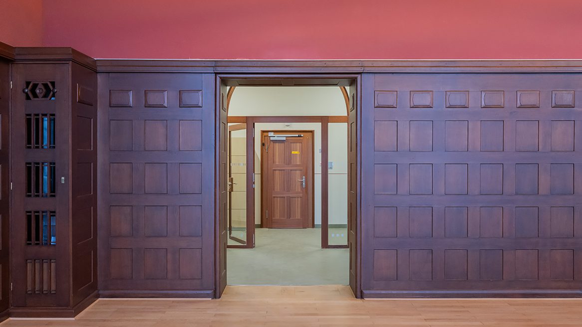 Nahaufnahme der Holzoberflächen im Konferenzraum des Polizeireviers Werdau.