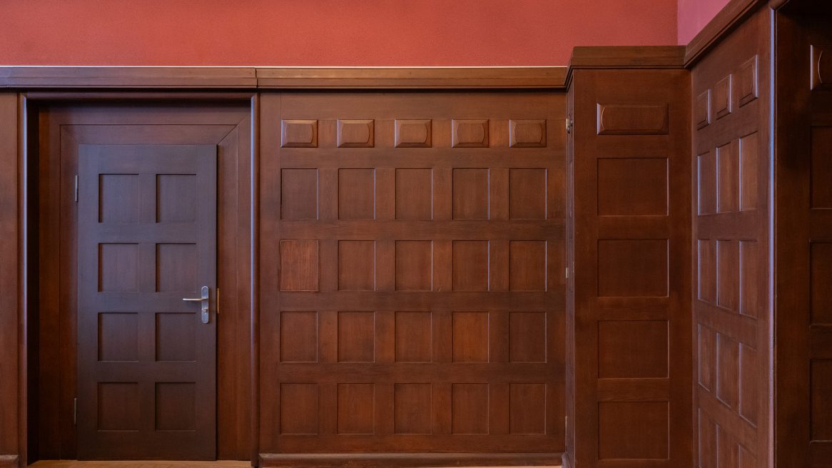 Detailaufnahme der Holzvertäfelung im Konferenzraum des Polizeireviers Werdau.