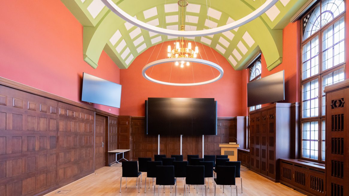 Konferenzraum des Polizeireviers Werdau, Ansicht von hinten mit Holzvertäfelung