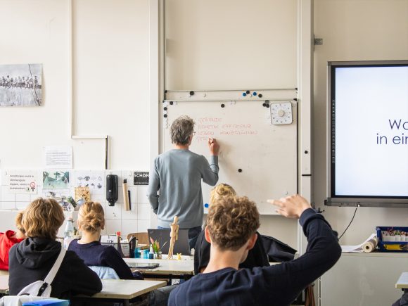 Prof. Xaver Egger mit Schülern im Klassenzimmer