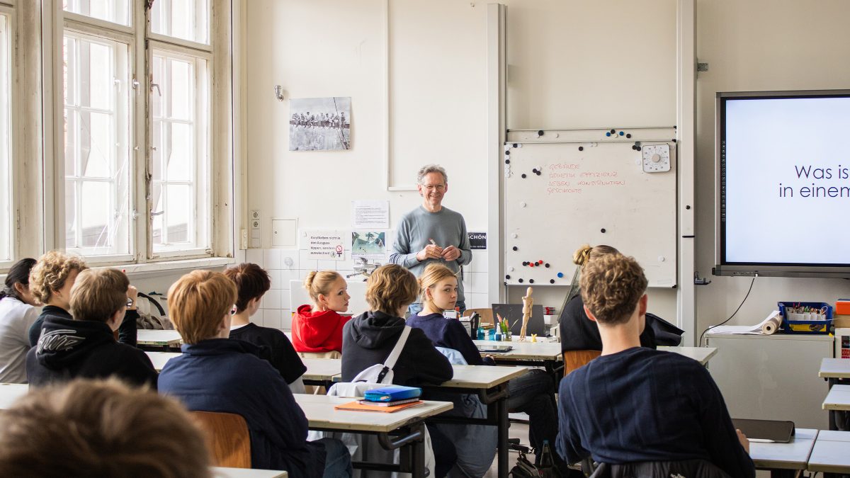 Prof. Xaver Egger mit Schülern im Klassenzimmer