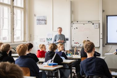 Prof. Xaver Egger mit Schülern im Klassenzimmer
