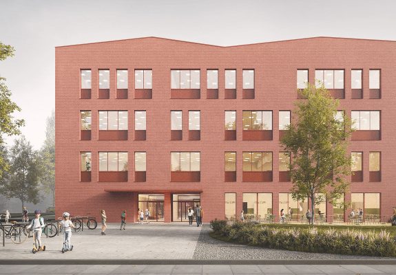 Visualisierung des viergeschossigen Neubaus der Heinrich-Schmitz-Grundschule in Ratingen mit roter Klinkerfassade, Vorplatz mit Fahrradständern und Kindern, moderner Bildungsbau im Grünen