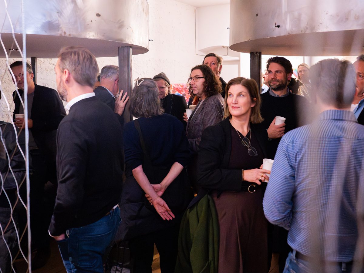 Teilnehmende im Gespräch beim Schulbausalon 2025 in Berlin.