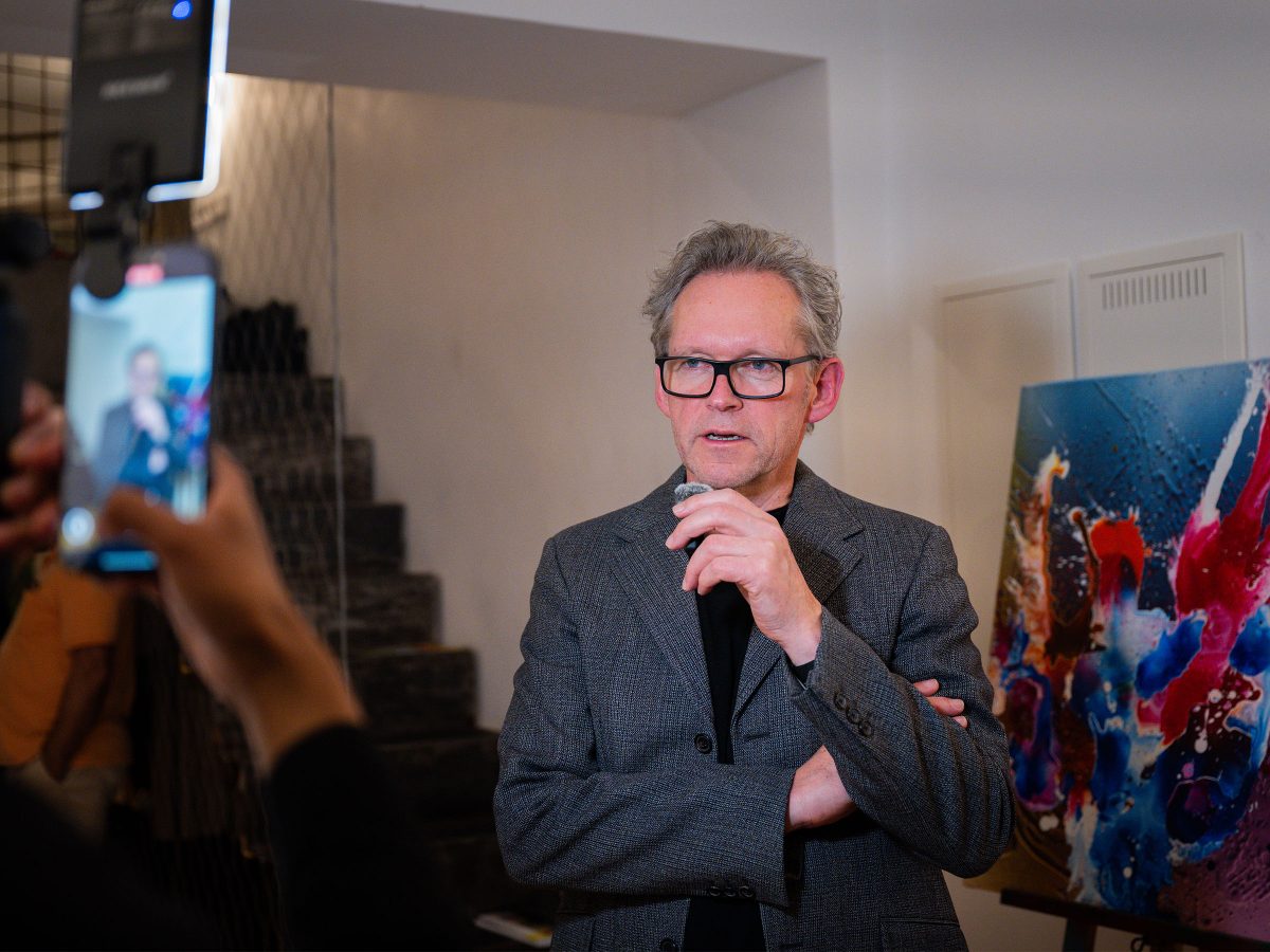 Prof. Xaver Egger spricht am Mikrofon beim Schulbausalon 2025.