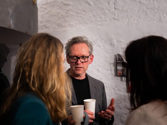 Prof. Xaver Egger im Gespräch mit Teilnehmenden beim Schulbausalon 2025.