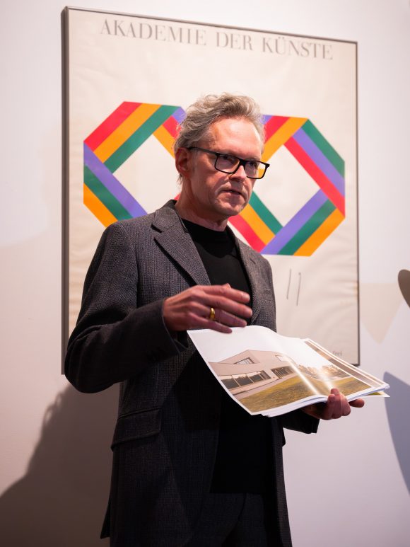 Prof. Xaver Egger während seines Vortrags beim Schulbausalon 2025.