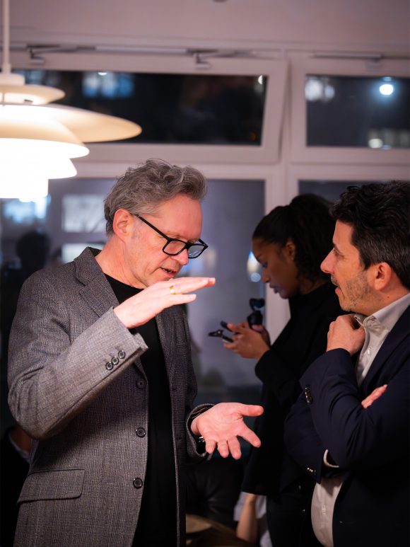 Austausch zwischen Prof. Xaver Egger und Teilnehmenden des Schulbausalons