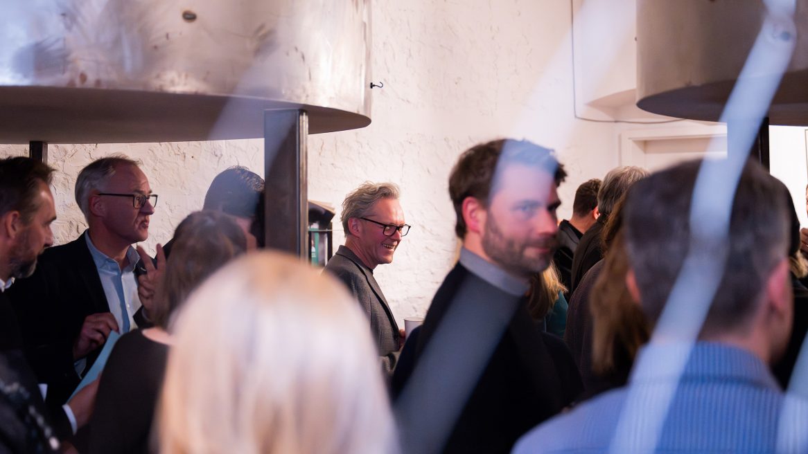 Teilnehmende und Prof. Xaver Egger im Gespräch beim Schulbausalon 2025 in Berlin.