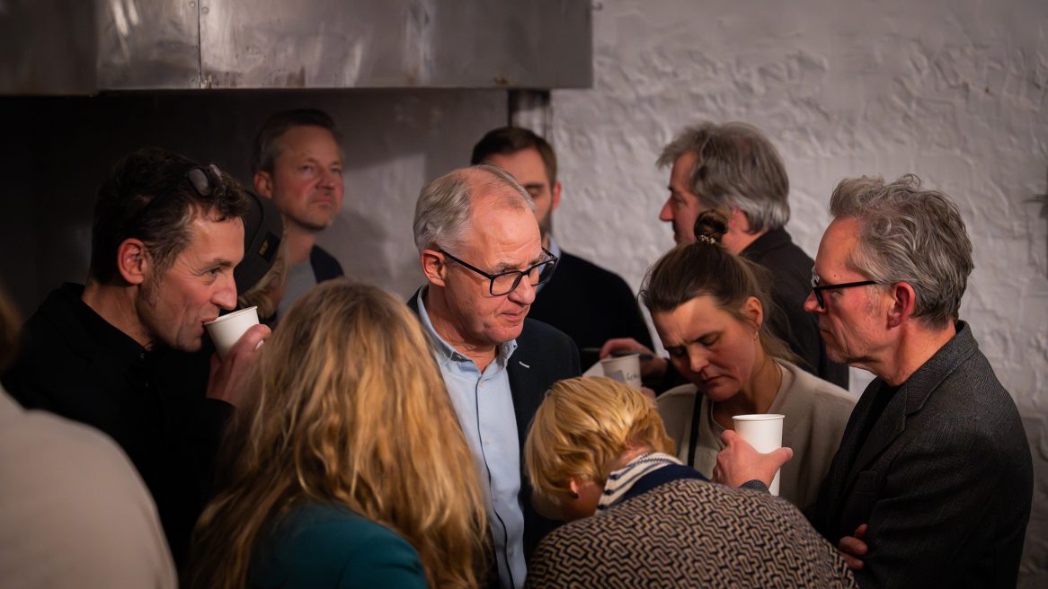 Teilnehmende im Gespräch beim Schulbausalon 2025 in Berlin.