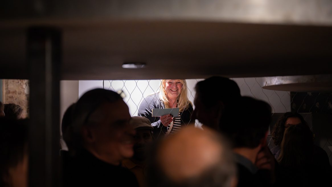 Teilnehmende im Gespräch beim Schulbausalon 2025 in Berlin.