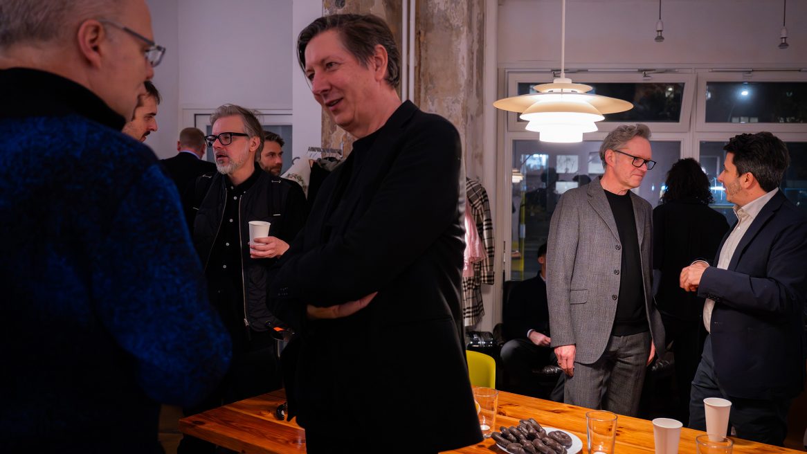 Teilnehmende im Gespräch beim Schulbausalon 2025 in Berlin.