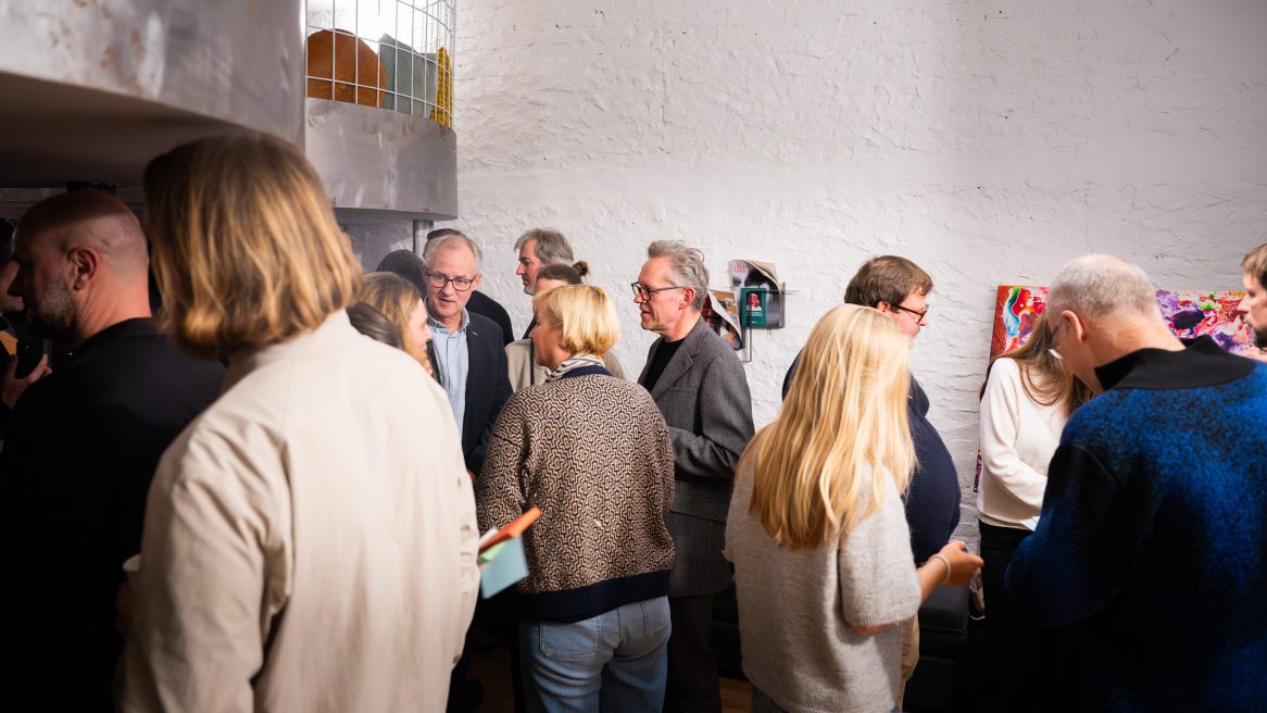 Teilnehmende und Prof. Xaver Egger im Gespräch beim Schulbausalon 2025 in Berlin.