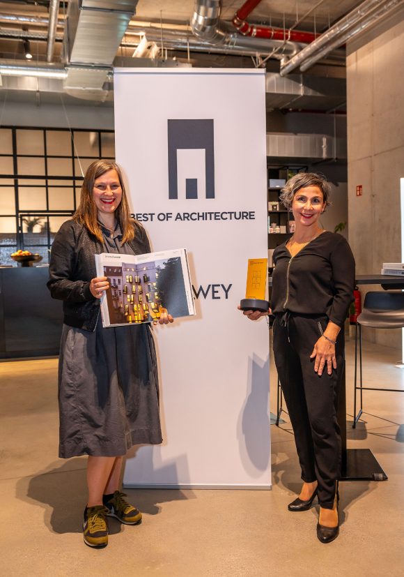 Mitarbeiterinnen von Sehw Architektur Lisa Kattner und Oya Sönmez bei der Preisverleihung des Callwey Awards 2023.